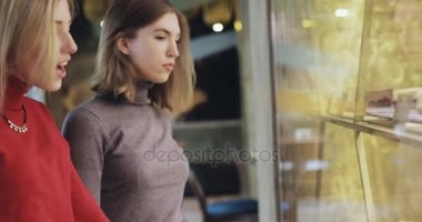 Kadınlar seçim pasta Cafe