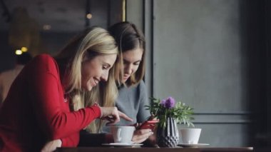 Kadın arkadaşlar smartphone kafede kullanın.