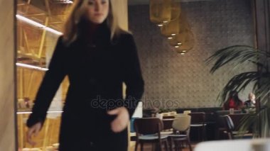 Deli aç bulimia kadın cafede pasta yemeye hızlı