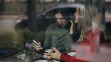 Kadın arkadaşlar selfies kafede olun, pencereden görüntüleme