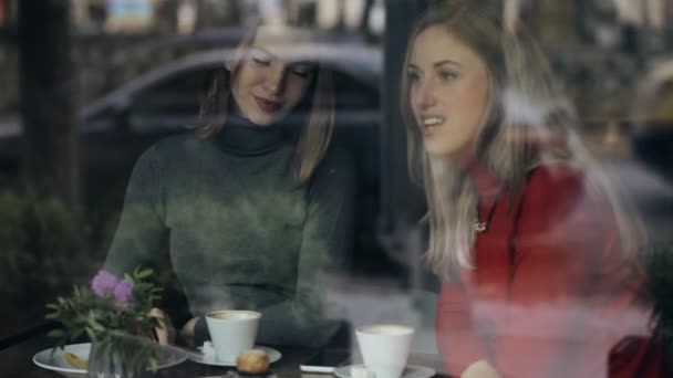 Vänner kvinnor bryta avkopplande i café — Stockvideo