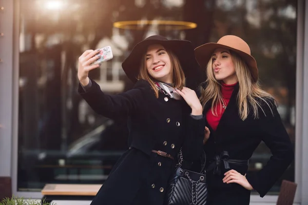 Las mujeres amigas hacen selfie en la ciudad — Foto de Stock