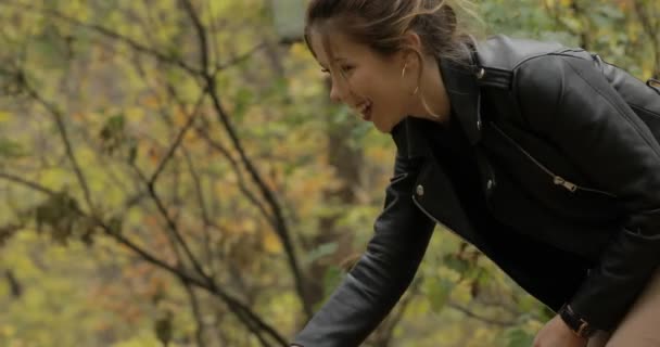 Mujer dar comida para la ardilla tímida en el bosque de otoño — Vídeo de stock