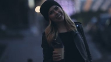 Gece şehirde çay içme kadın