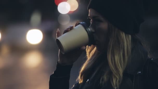 Frau trinkt Tee in der Nacht Stadt — Stockvideo
