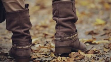 Kasım ayında sonbahar yaprakları üzerinde gidiş kadın bacakları