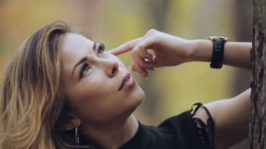 Rock tarzı kadın winks orman