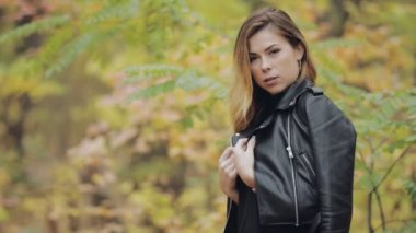 Rock tarzı kadın deri ceket ile orman poz