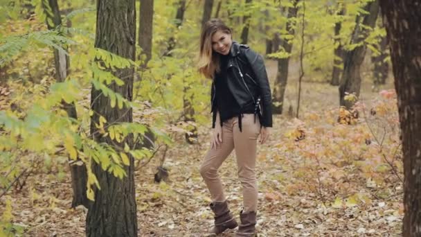 Lycklig kvinna rock stil promenader i skogen — Stockvideo