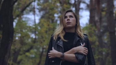 Kadın huysuz çam ormanı içinde örnek alıyor