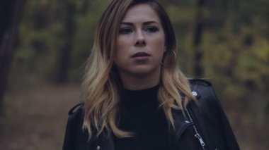 Kadın huysuz çam ormanı içinde örnek alıyor