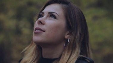 Kadın huysuz çam ormanı içinde örnek alıyor