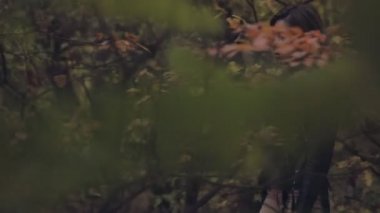 Kadında yoğun orman gidiyor