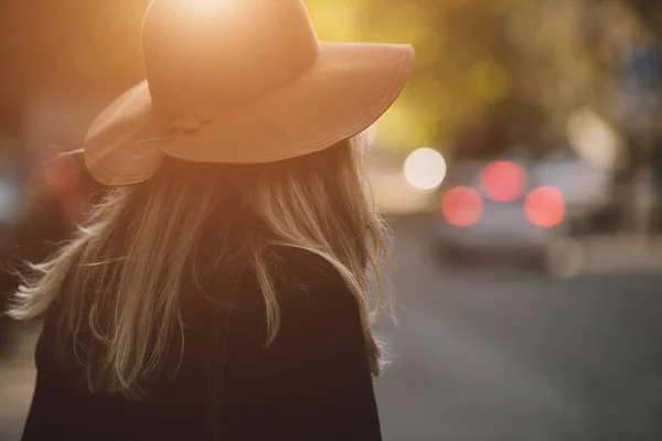 Žena v klobouku na city, pohled zezadu — Stock fotografie