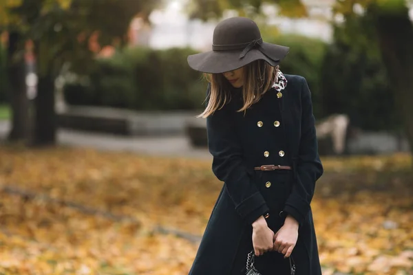 Mujer con estilo en abrigo y sombrero — Foto de Stock