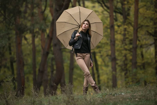 Kadın oynamak ormandaki şemsiye ile — Stok fotoğraf