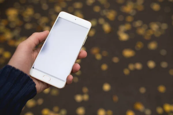 Burlarse. Hombre mano celebración de la pantalla del teléfono inteligente . — Foto de Stock