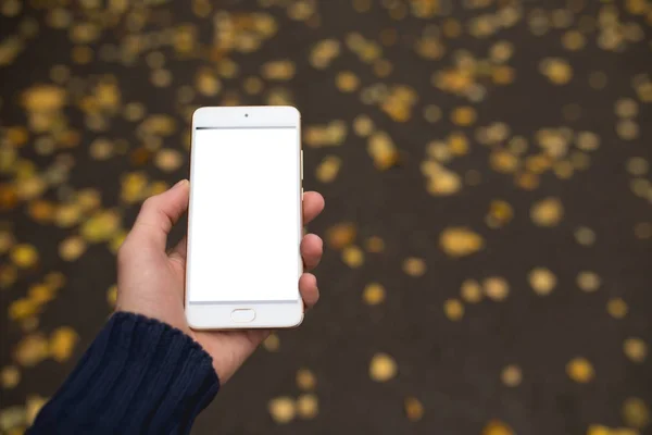 Mockup. Man handen håller smartphone vit skärm. — Stockfoto