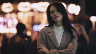 Seyir zaman seyretmek gece City, ağır çekim, kız arkadaşı bekleyen kadın