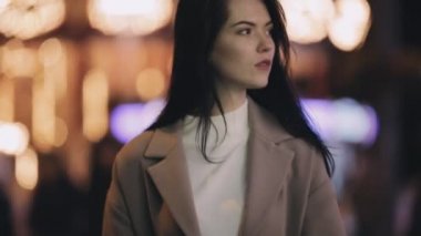 Seyir zaman seyretmek gece City, ağır çekim, kız arkadaşı bekleyen kadın