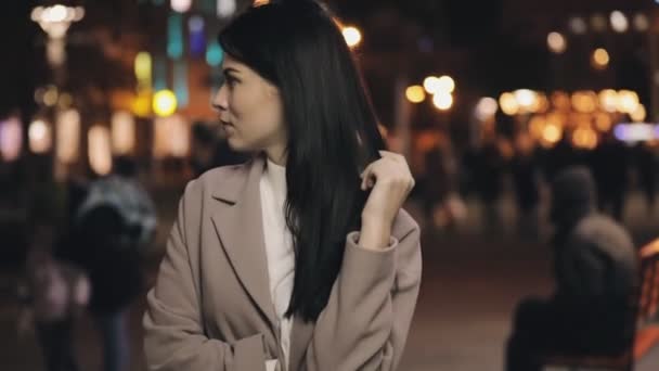 Atractiva coqueta mujer posando a la cámara en la ciudad de la noche, cámara lenta — Vídeos de Stock