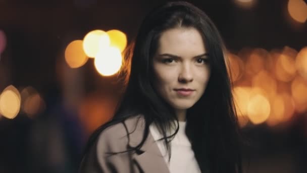 Coquette femme attrayante posant à la caméra dans la ville de nuit, au ralenti — Video