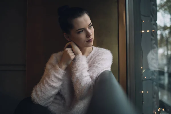 Ragazza tristemente pensieri e guarda la finestra — Foto Stock