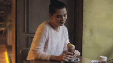 Kadın kahve dükkanında .kakao içmek hazır