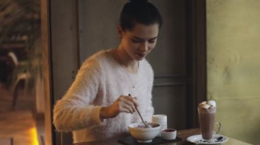Kafede sağlıklı yemek yeme kadın