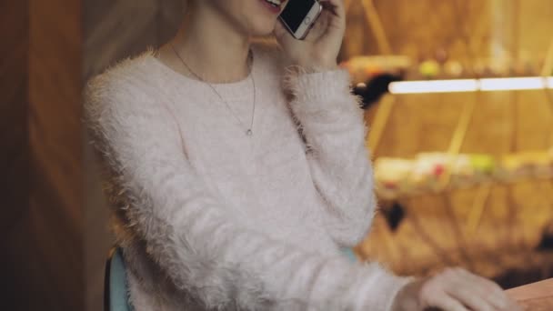 Esta chica siempre habla por teléfono. — Vídeos de Stock