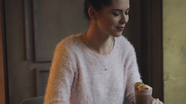 Vrouw klaar is om te drinken van de cacao in de coffeeshop — Stockvideo