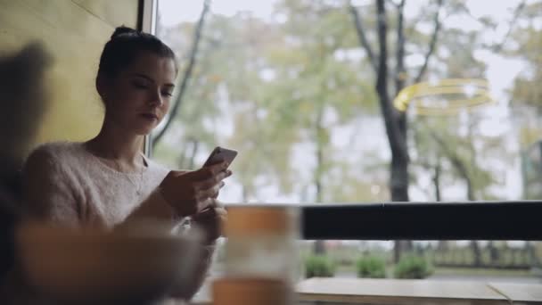 Mulher relaxando os olhos depois de usar smartphone — Vídeo de Stock