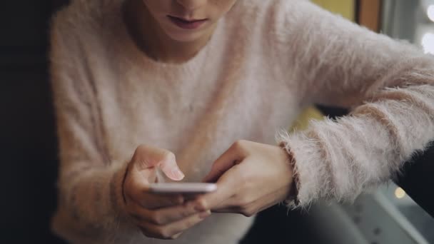 Женщина расслабляет глаза после использования смартфона — стоковое видео