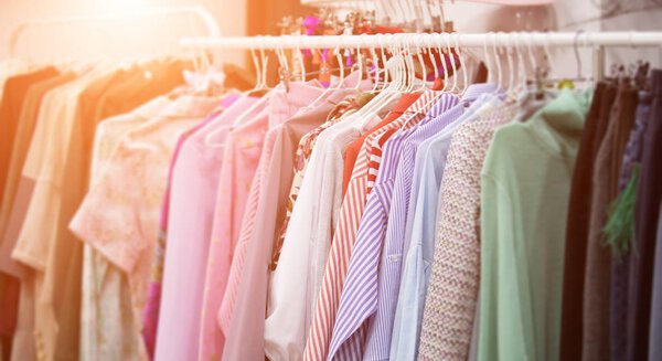 Одежда на вешалках в магазине