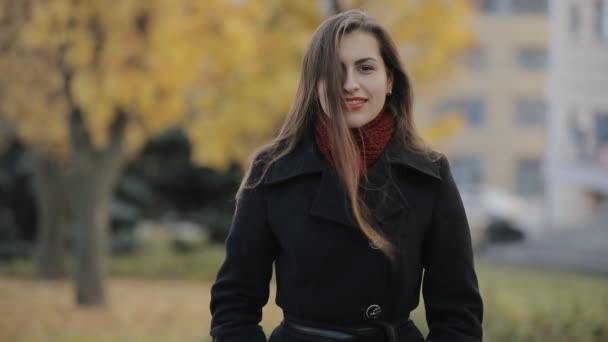 Portrait au ralenti d'une belle femme souriante en ville d'automne, véritable humain — Video