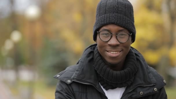 Ok gesztus afrikai férfi a kalap, a hideg őszi — Stock videók