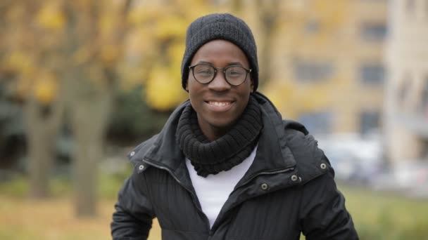 OK en duimen omhoog gebaar voor Afrikaanse man in hat, koude herfst — Stockvideo