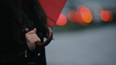 Gökyüzüne bakarken kırmızı şemsiye altında mutlu kadın