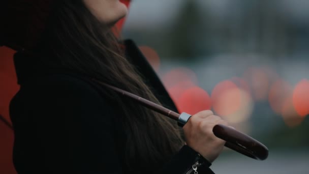 Mujer feliz bajo paraguas rojo mirando al cielo — Vídeos de Stock