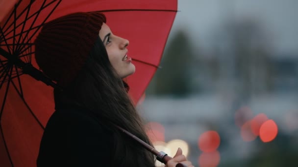 Женщина делает мобильное фото под красным зонтиком — стоковое видео
