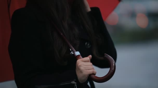 Mulher com guarda-chuva vermelho olhando para cima — Vídeo de Stock