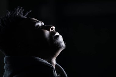 Rapçi Afrika adam, siyah arka plan