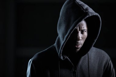 Hood, karanlık Afrika adam kızgın gangster