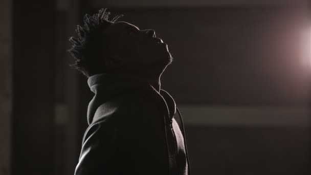 Людина Хуліган в капюшоні в темряві — стокове відео