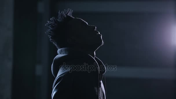 Людина Хуліган в капюшоні в темряві — стокове відео