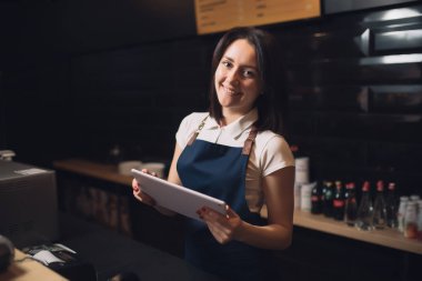 Barista kafede dijital tablet kullanma