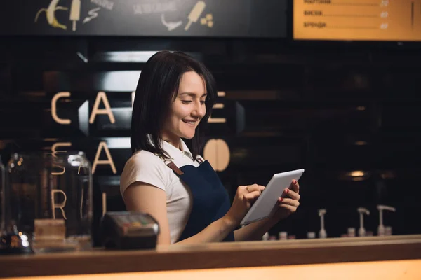 Barista pomocí digitálních tablet pro nejlepší údržby v kavárně — Stock fotografie