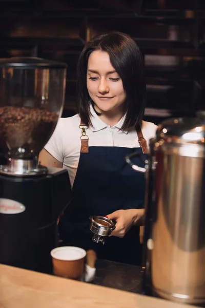 Barista en el trabajo preparando café — Foto de Stock