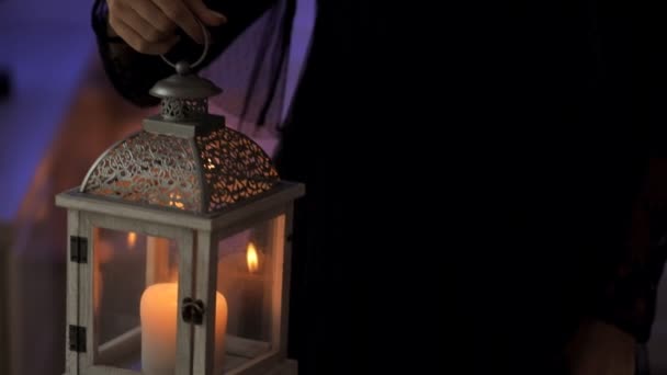Жінка в гірлянді тримає різдвяну лампу — стокове відео