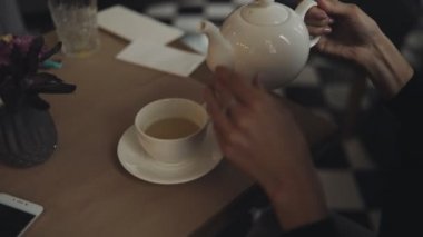 Brewer ve içme çay dökülen kadın